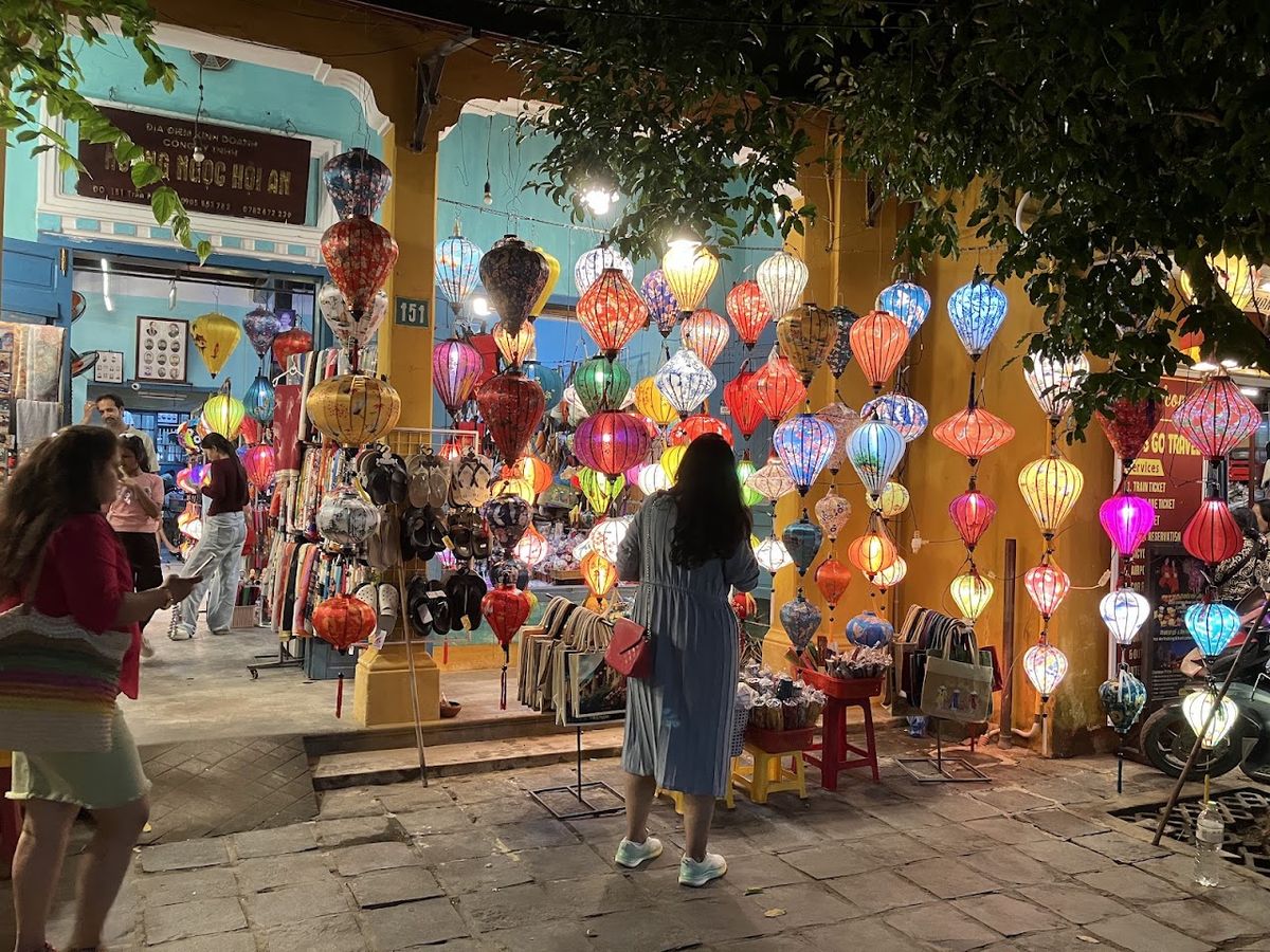 Bến thuyền thả hoa đăng trên sông Hoài photo 2