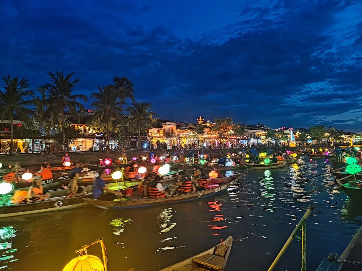 Bến thuyền thả hoa đăng trên sông Hoài, Da Nang