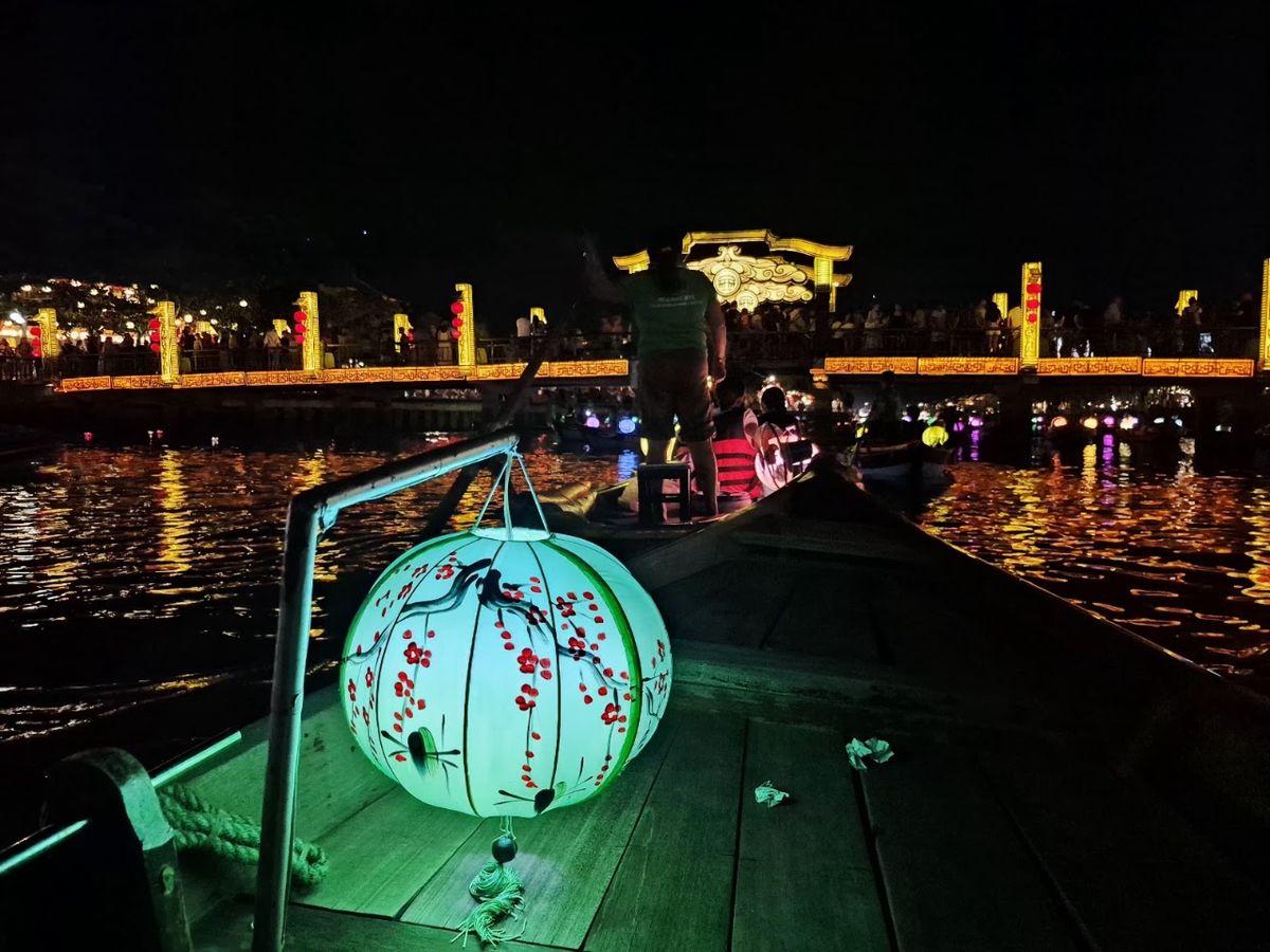 Lantern boat ride photo 4
