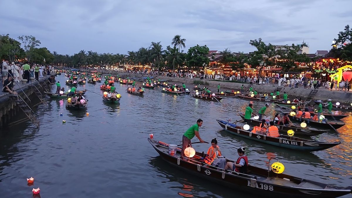 Lantern boat ride, Da Nang