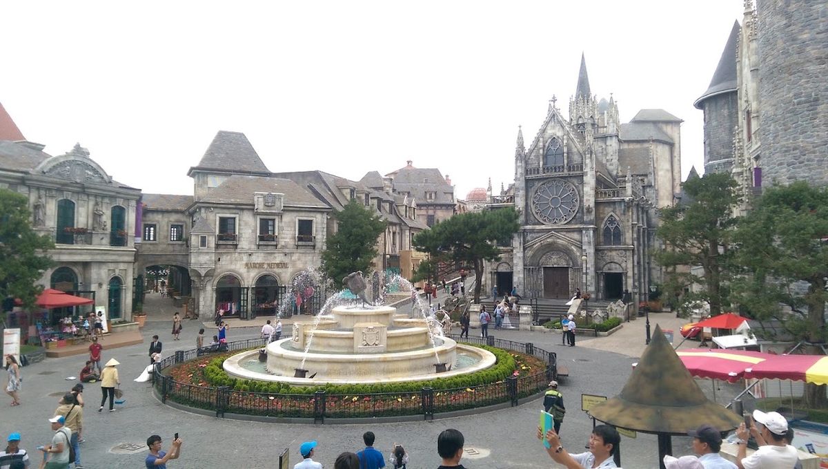 Square Du DoMe Bana Hill, Da Nang
