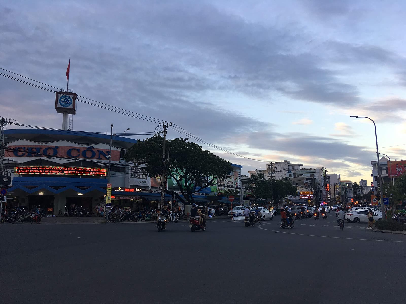 Con Market in Da Nang at sunset, a cheap place to eat if you stay out of the Dragon Bridge restaurant row
