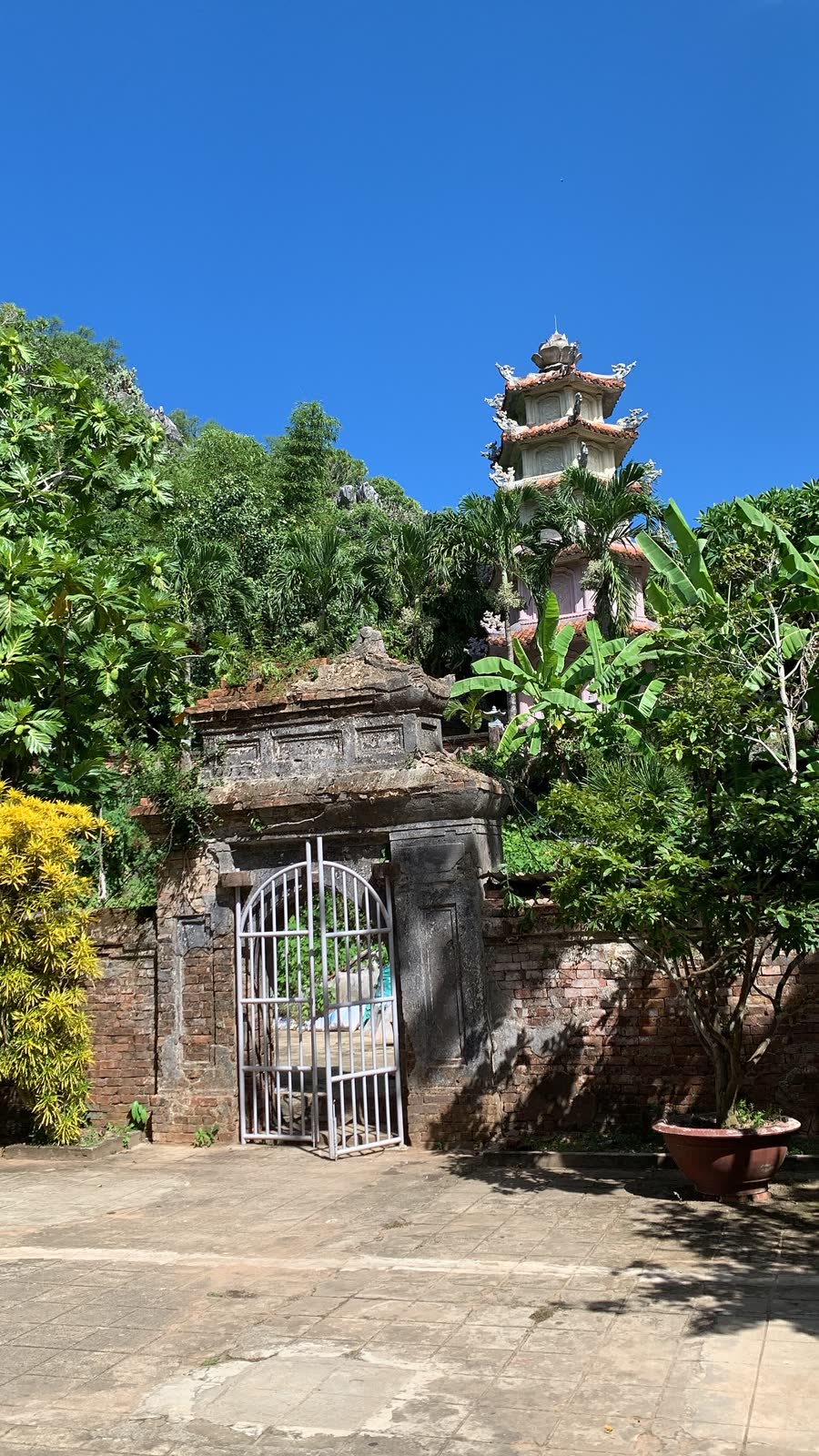 Tam Thai Pagoda on Thuy Son. Photo: Chainwit, Wikimedia Commons, CC BY 4.0 Tam Thai Pagoda on Thuy Son in the Marble Mountains, a courtyard shrine partway up the main peak