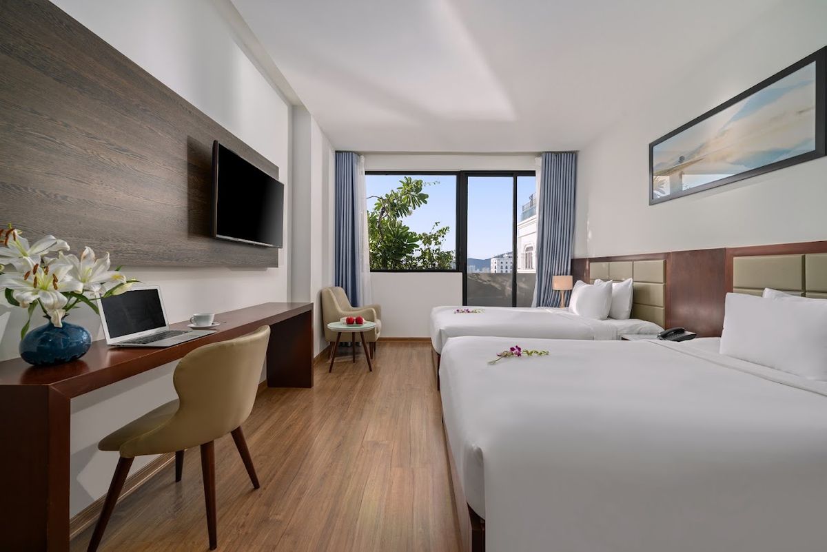 Aria Grand Hotel & Apartment pool and grounds in An Thuong