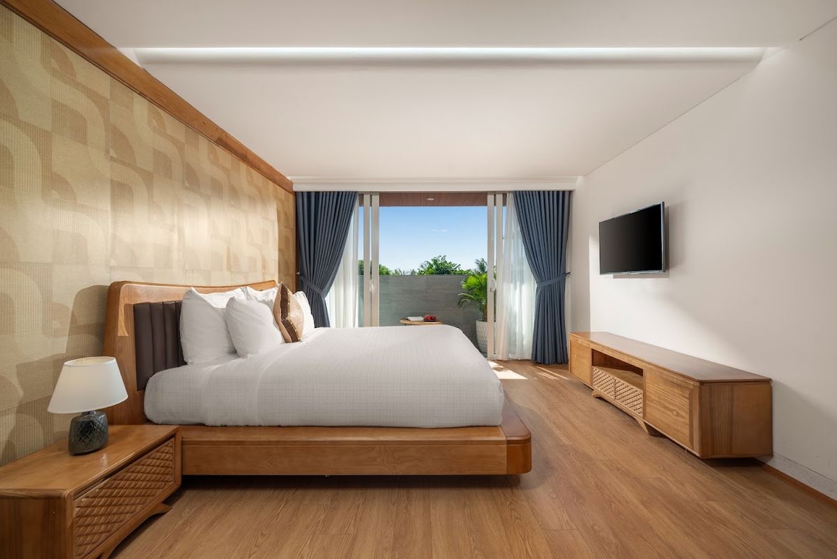 Mixay Boutique Hotel Da Nang pool and grounds in Son Tra