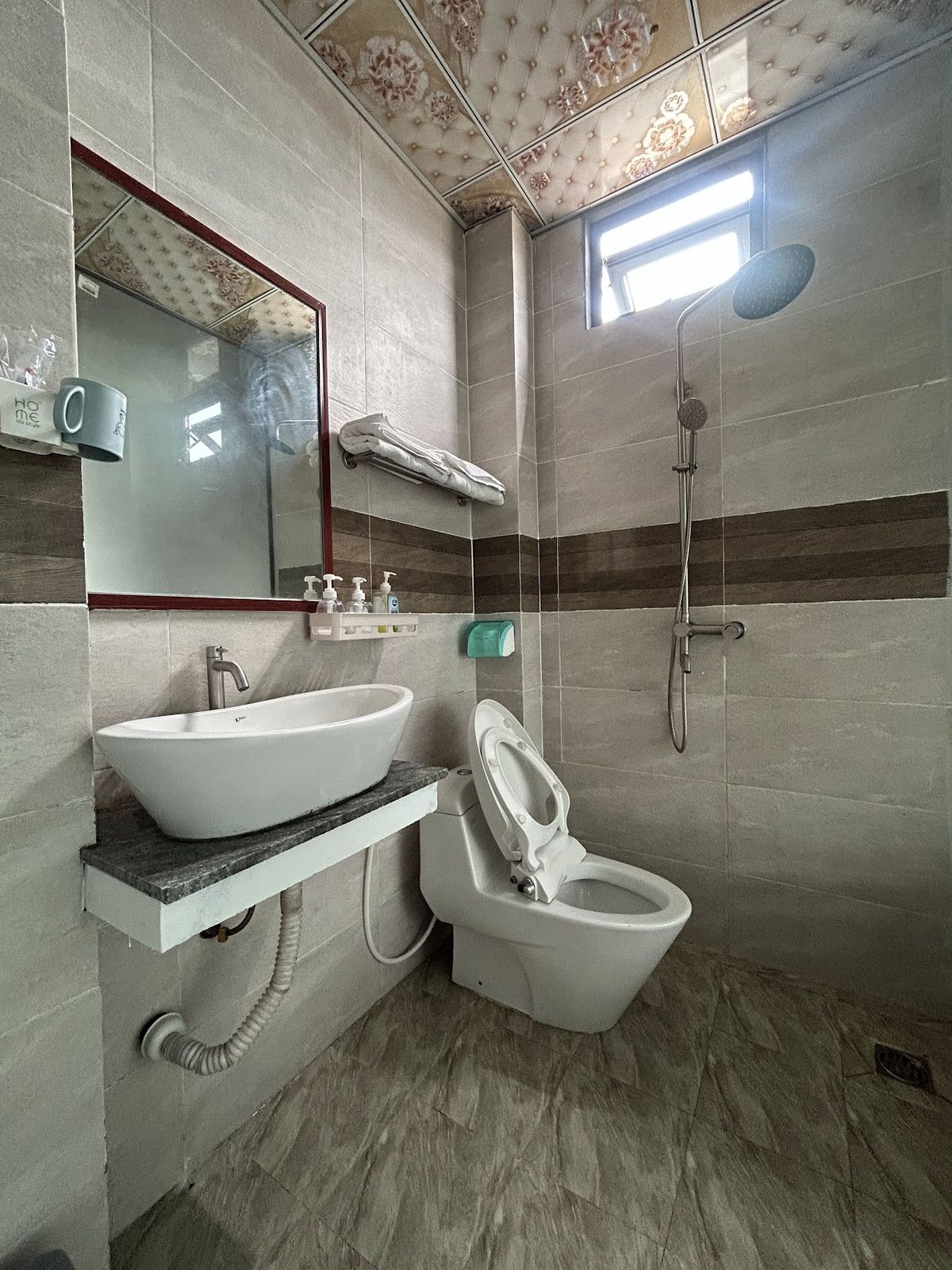 Nhà Nghỉ Family room interior in Non Nuoc