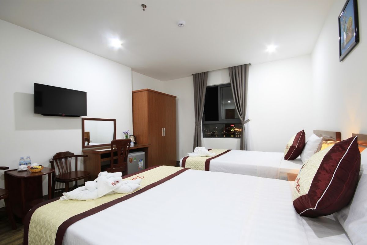 Phu An Hotel pool and grounds in Da Nang City Centre