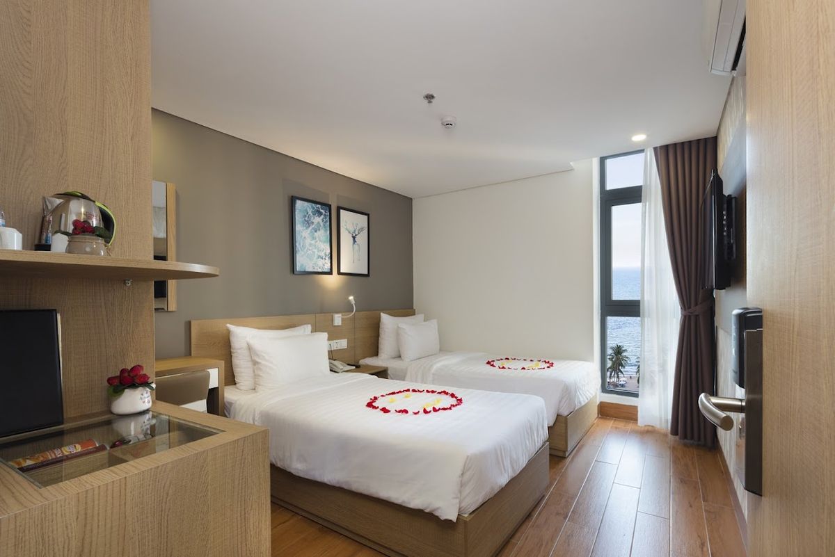 Smile Hotel (3-star) pool and grounds in Hoi An Old Town
