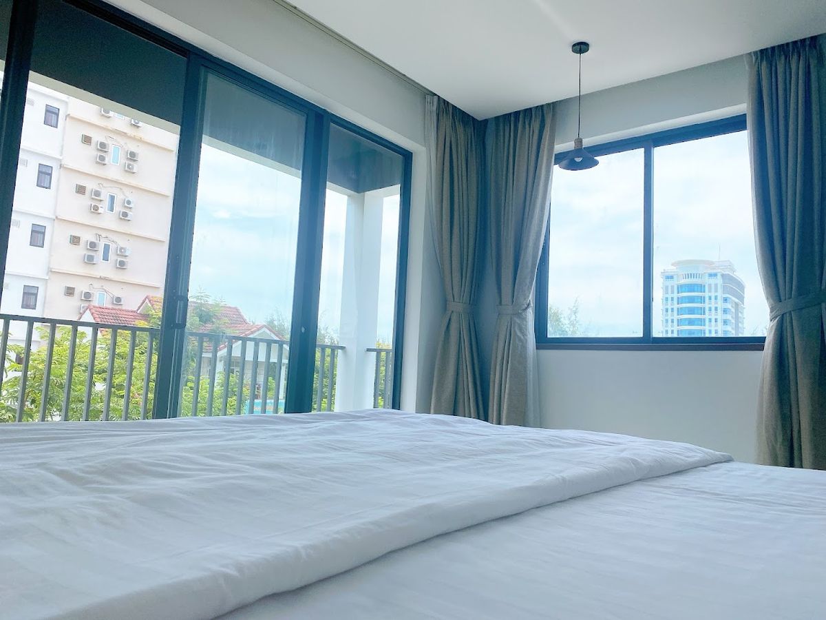 The Light House Hostel Da Nang pool and grounds in An Thuong