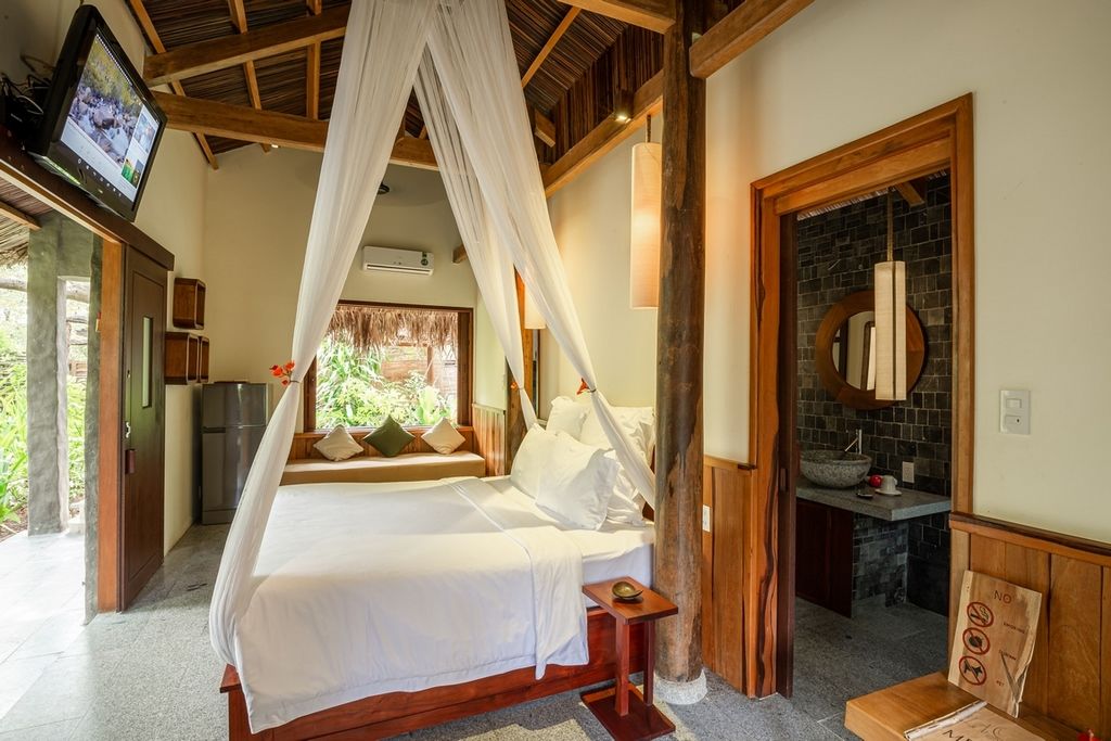 The Trăng Villas pool and grounds in Hoi An Old Town
