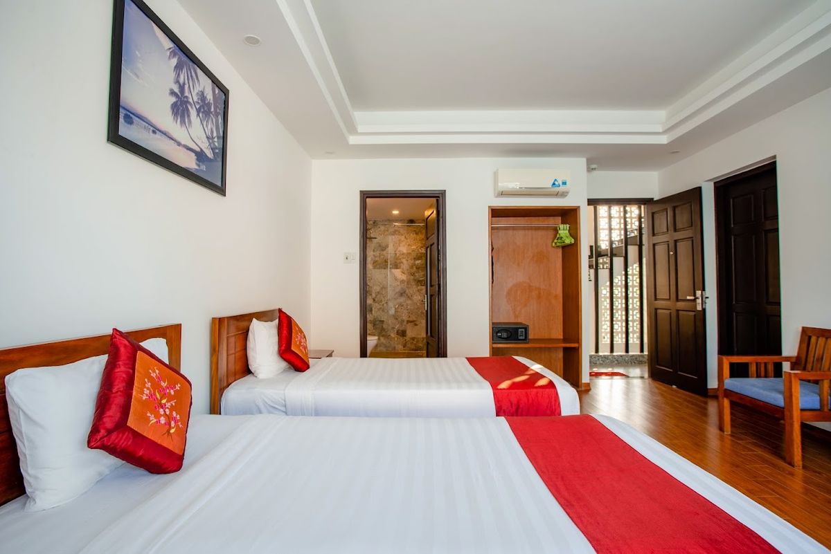 Trendy Life Villa Hoi An pool and grounds in Hoi An Old Town
